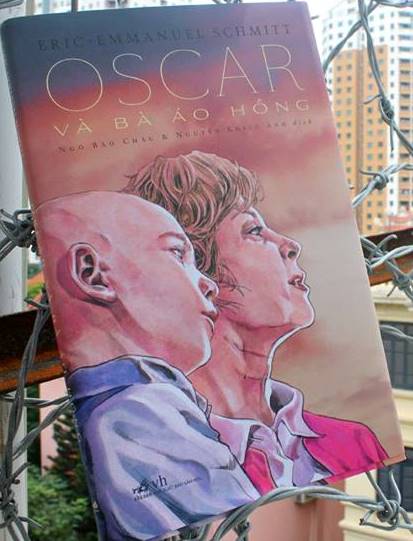 Bìa cuốn sách “Oscar và bà áo hồng”.
