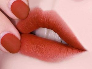 Chất son mềm mịn, không bết dính của Black Rouge màu cam cháy